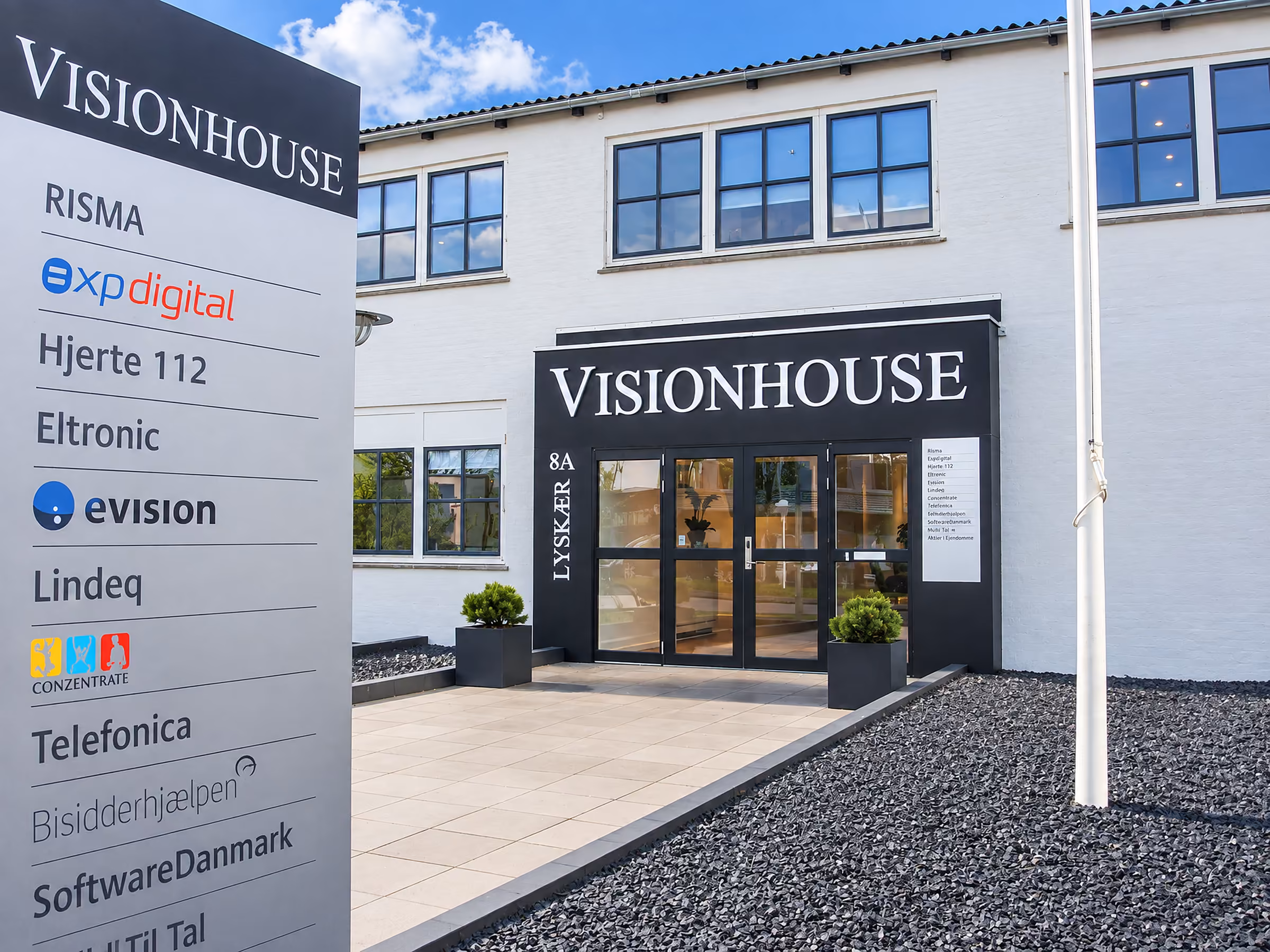 Pylonskilt og facadeskilt ved Visionhouse